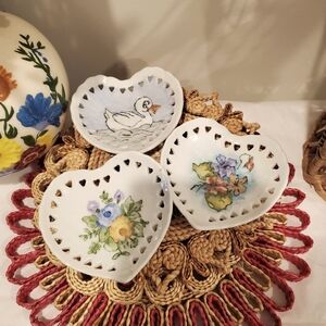 hand painted charming tea bag holder heart shaped dishes -vintage, euc